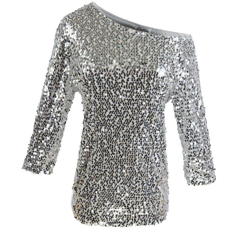 Kvinders glitrende top med off-shoulder design og paliettrim.