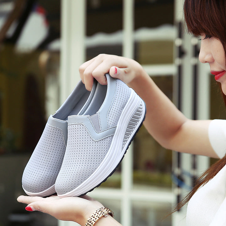 Dame nan komfortable slip-on sneakers i lette netstruktur med støttende kilehæl Skovae