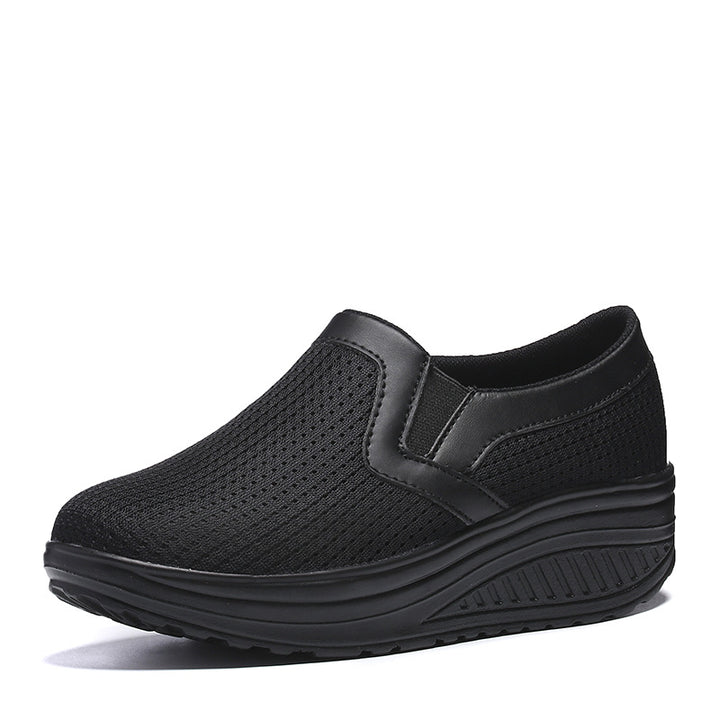 Dame nan komfortable slip-on sneakers i lette netstruktur med støttende kilehæl Skovae