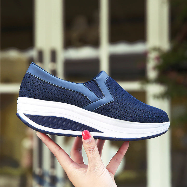 Dame nan komfortable slip-on sneakers i lette netstruktur med støttende kilehæl Skovae