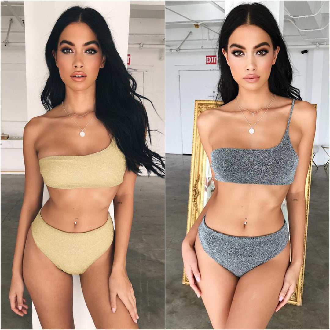 Damebikini med asymmetrisk overdel og glimrende accenter Stilla