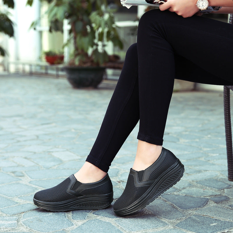 Dame nan komfortable slip-on sneakers i lette netstruktur med støttende kilehæl Skovae