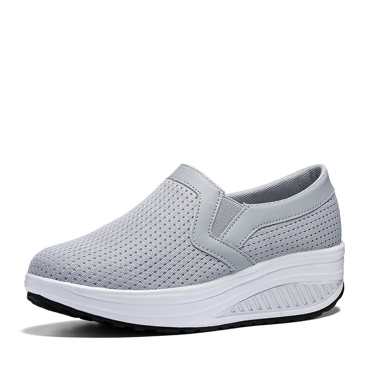 Dame nan komfortable slip-on sneakers i lette netstruktur med støttende kilehæl Skovae