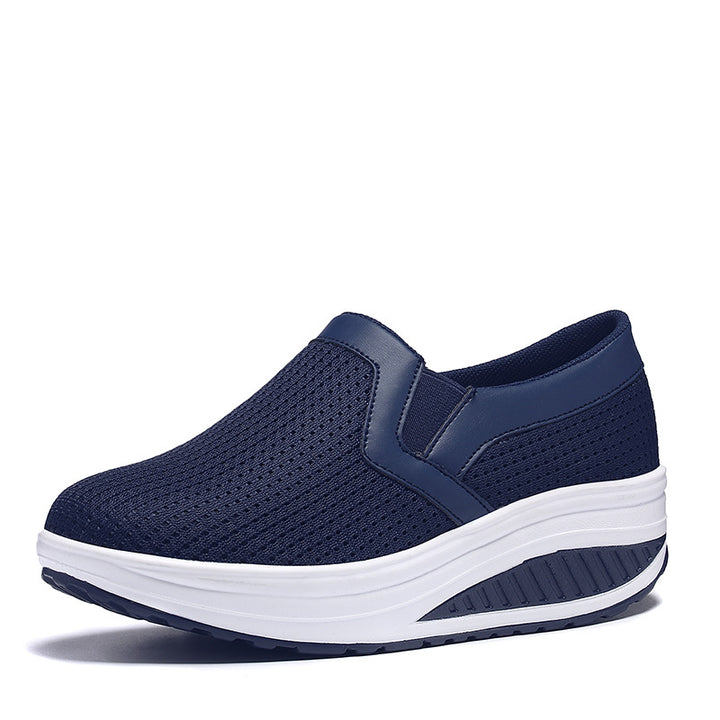 Dame nan komfortable slip-on sneakers i lette netstruktur med støttende kilehæl Skovae