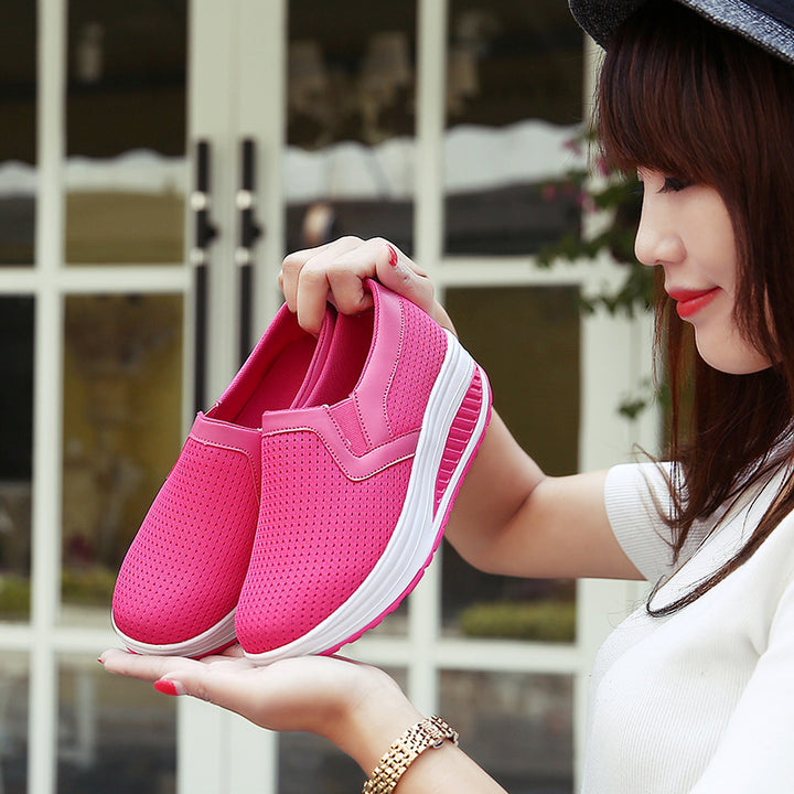 Dame nan komfortable slip-on sneakers i lette netstruktur med støttende kilehæl Skovae