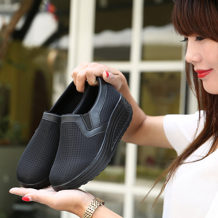 Dame nan komfortable slip-on sneakers i lette netstruktur med støttende kilehæl Skovae