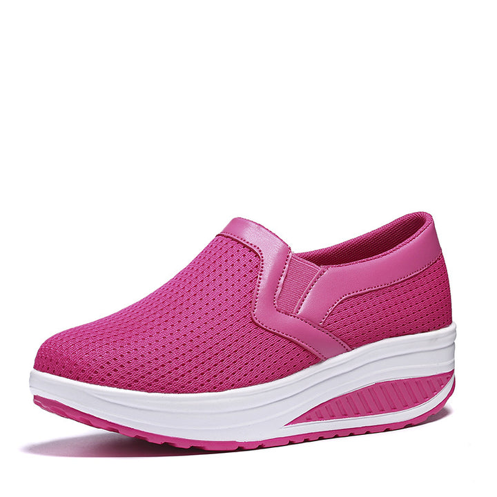 Dame nan komfortable slip-on sneakers i lette netstruktur med støttende kilehæl Skovae