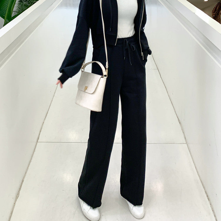 Kvindernes afslappede loungewear sæt med cropped zip hoodie og brede bukser Stilla
