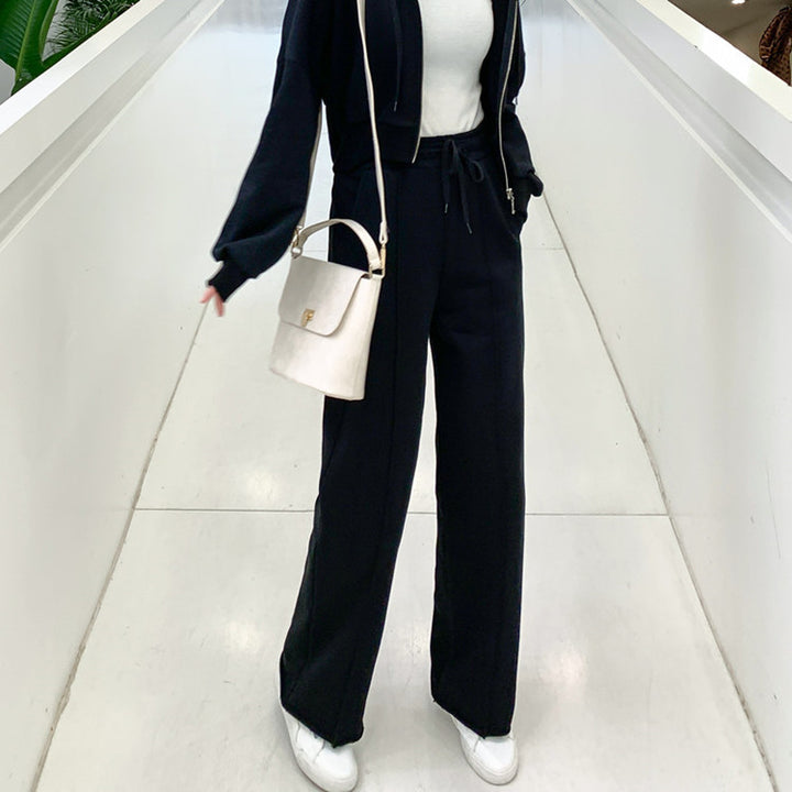 Kvindernes afslappede loungewear sæt med cropped zip hoodie og brede bukser Stilla
