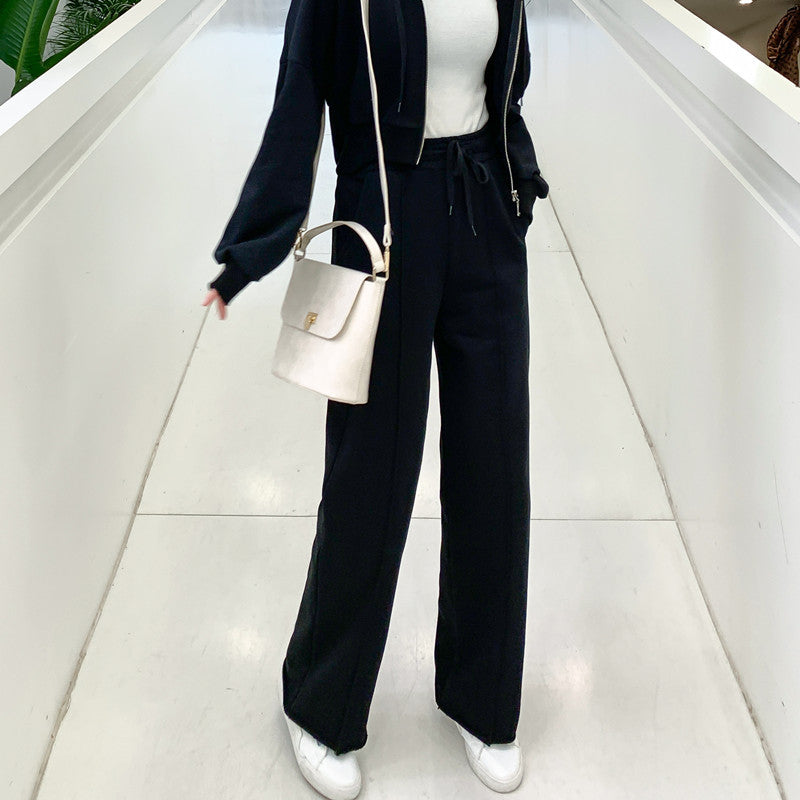 Kvindernes afslappede loungewear sæt med cropped zip hoodie og brede bukser Stilla