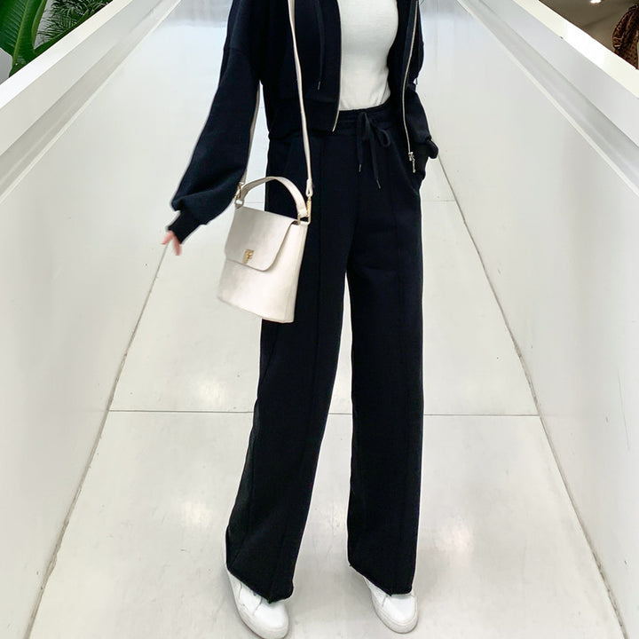 Kvindernes afslappede loungewear sæt med cropped zip hoodie og brede bukser Stilla
