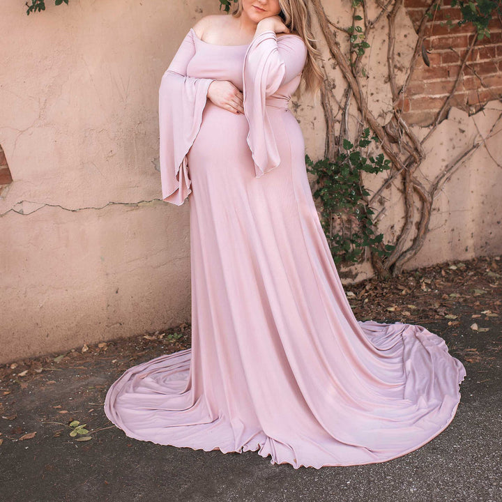 Kvinders graviditet maxi kjole med off-shoulder design og flydende ærmer Skovae