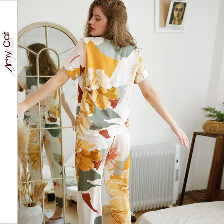 Dame pyjamasæt lavet af blød viskose med legende blomsterdesign og behagelig pasform Stilla