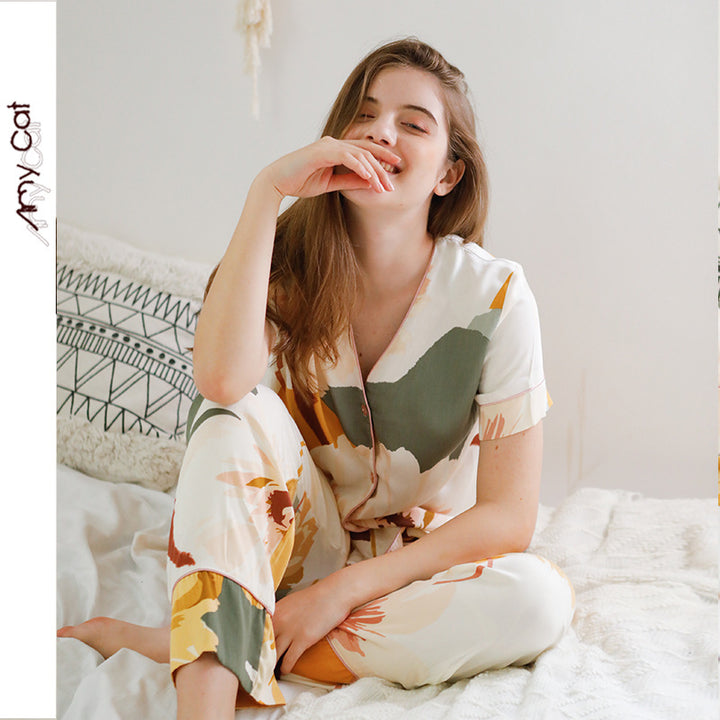 Dame pyjamasæt lavet af blød viskose med legende blomsterdesign og behagelig pasform Stilla