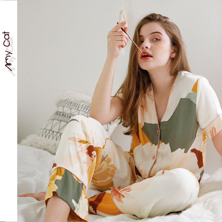 Dame pyjamasæt lavet af blød viskose med legende blomsterdesign og behagelig pasform Stilla