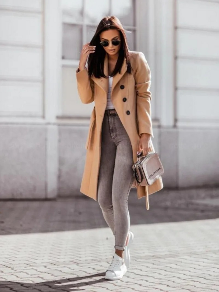 Stilla | Slim Fit Trenchcoat Med Dobbelt Knapliste Til Damer Med Elegante Detaljer