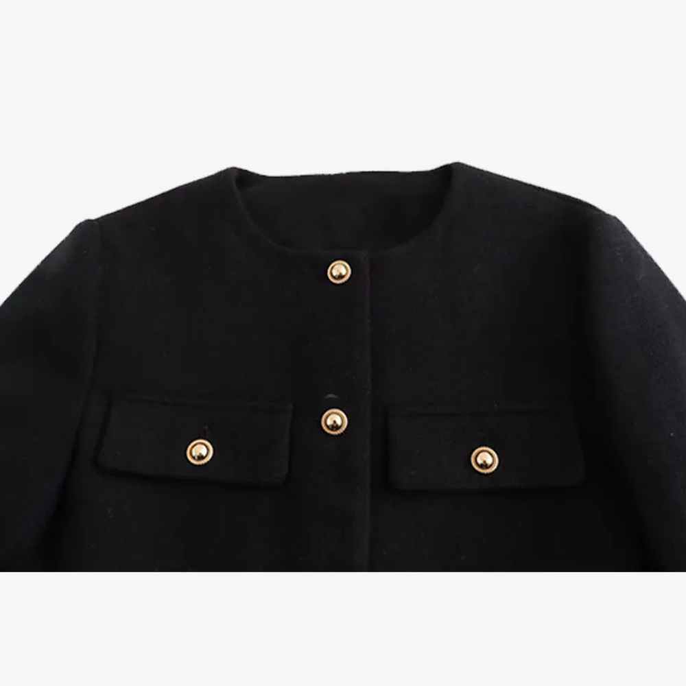 Stilla | Elegant Flyverbluse med Dobbelt Frontlommer og Knaplukning