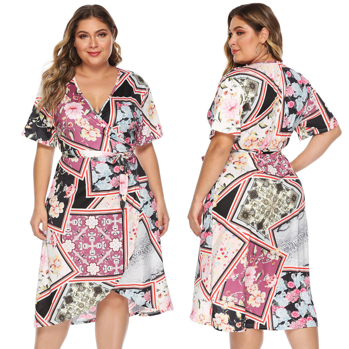 Dame omslagkjole med floral patchwork-design og taljebælte Stilla