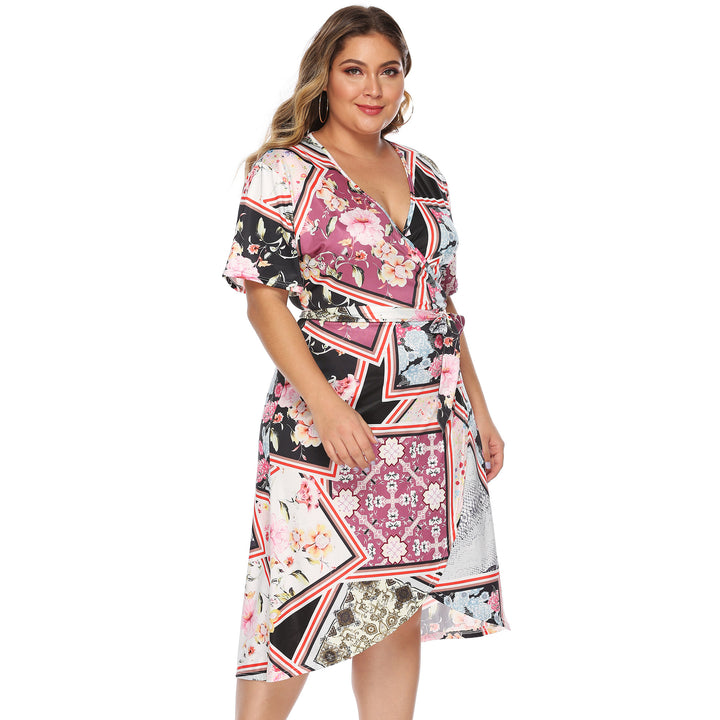 Dame omslagkjole med floral patchwork-design og taljebælte Stilla