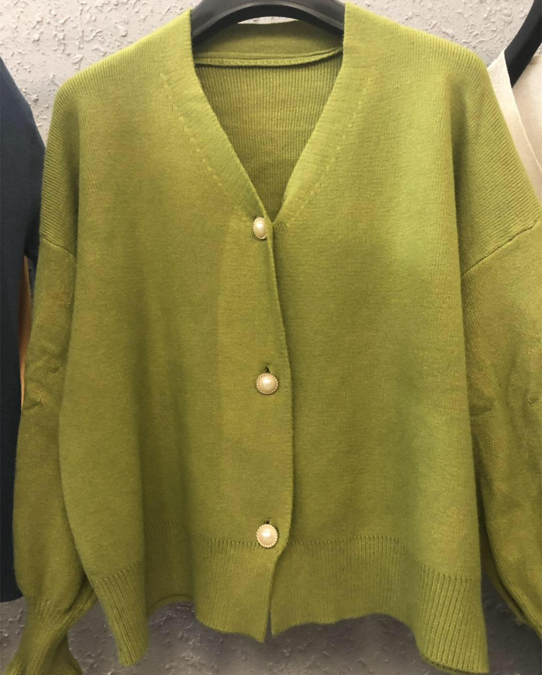 Femme Cozy Button-Up Strikcardigan med Perledetail Stilla