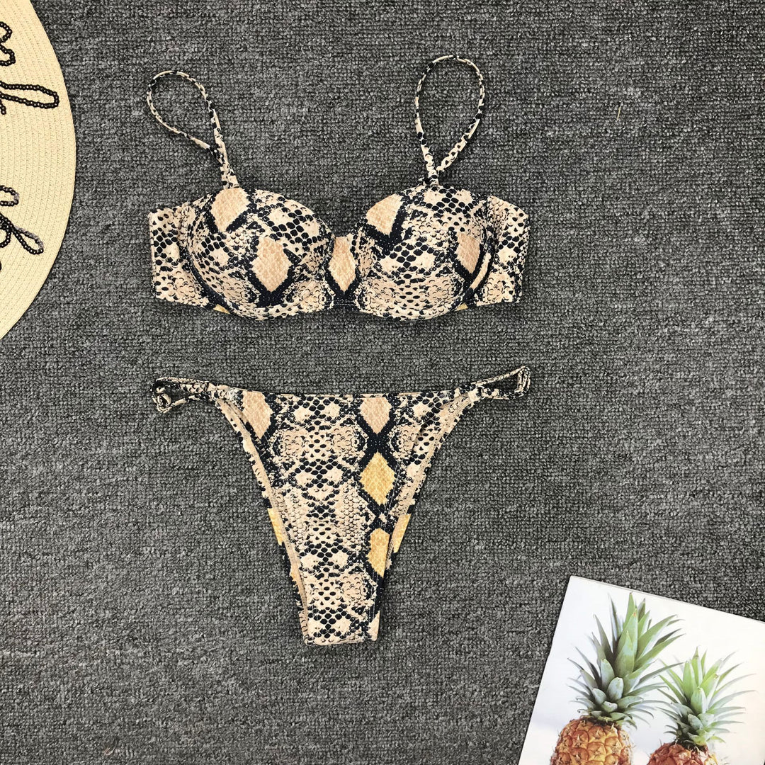 Damebikini med attraktivt slangeprint og formende skåle Stilla