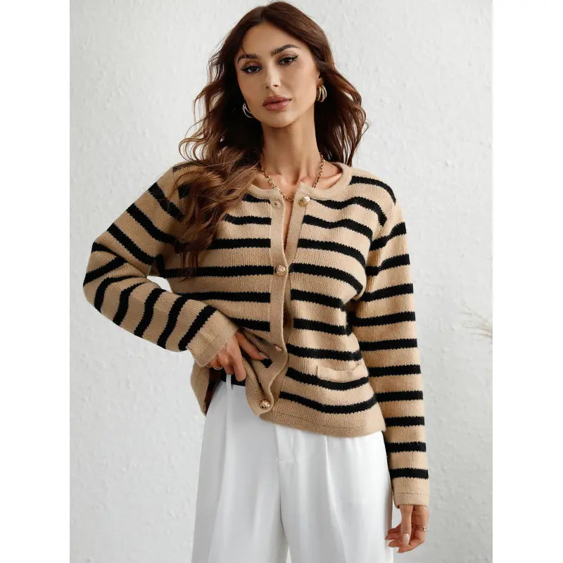 Stilla | Cozy Chunky Knit Sweater med Knapmanchet og Sidelommer