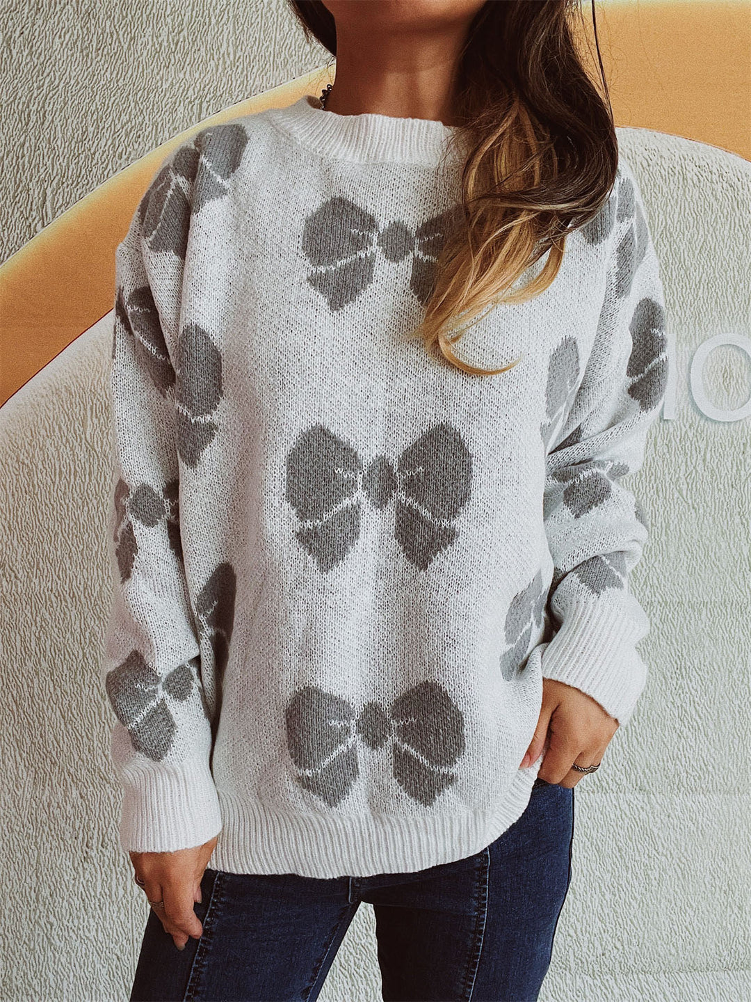 Stilla | Rund hals sweater med skuldredroppet design og sløjfe