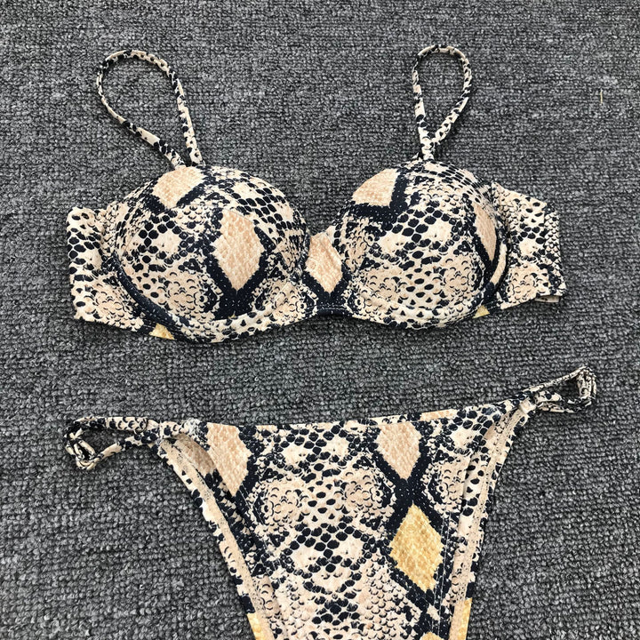 Dame Triangel-Bikini med elegant slangeprint og justerbare stropper Stilla