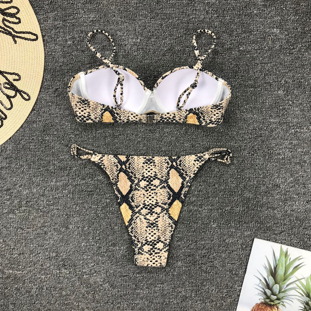 Damebikini med attraktivt slangeprint og formende skåle Stilla