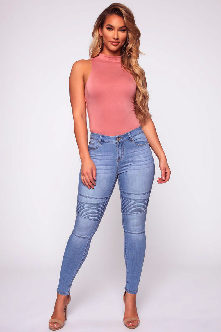 Dame figurtilpassede skinny jeans med strukturerede pyntesømme Stilla