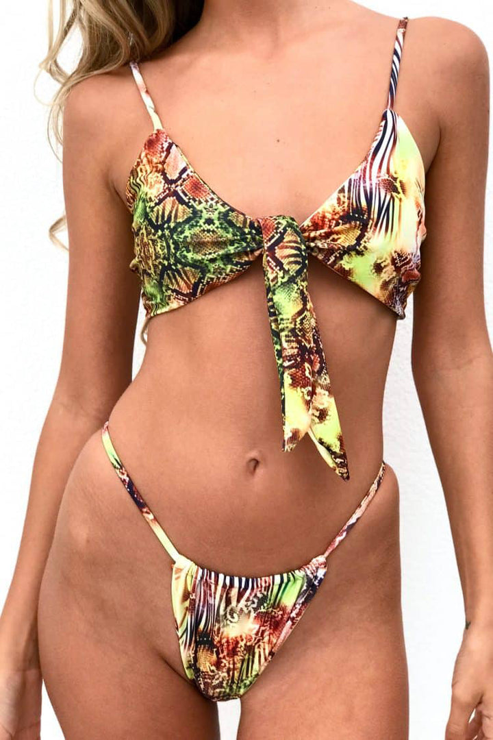 Dame bikini model med kreative knuder og farverigt mønster Stilla