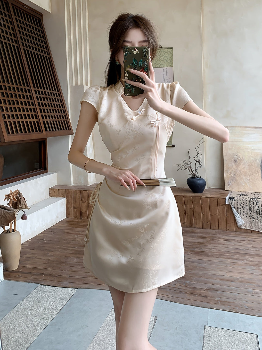 Stilla | Elegant Satin Sommerkjole Beige, V-Udskæring, Kort Ærme, Snor Taljen, A-Formet Skæring