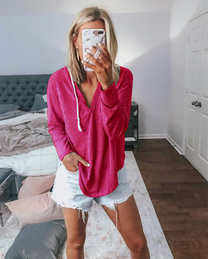 Dame afslappet hoodie-top med dyb v-hals og moderne snit Stilla