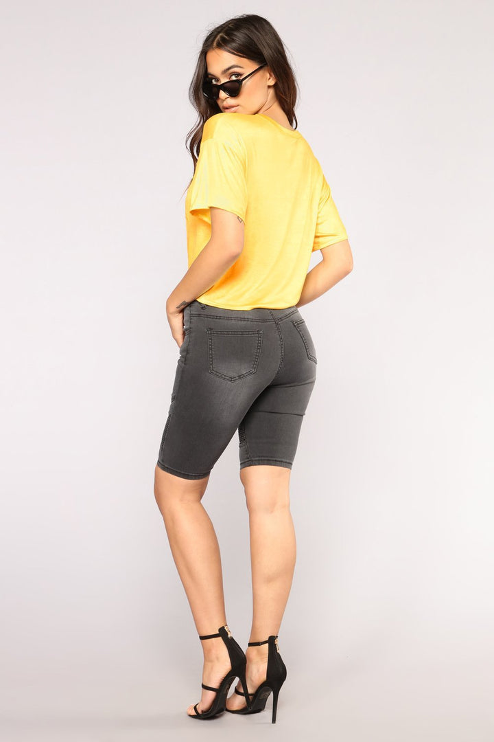 Dame trendy jeans-shorts med struktureret design og høj talje Stilla