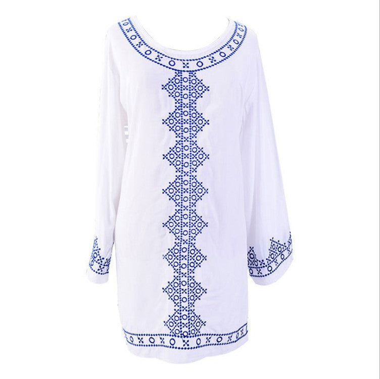 Dame fritidskjole med elegant V-udskæring og håndlavede broderidetaljer Stilla