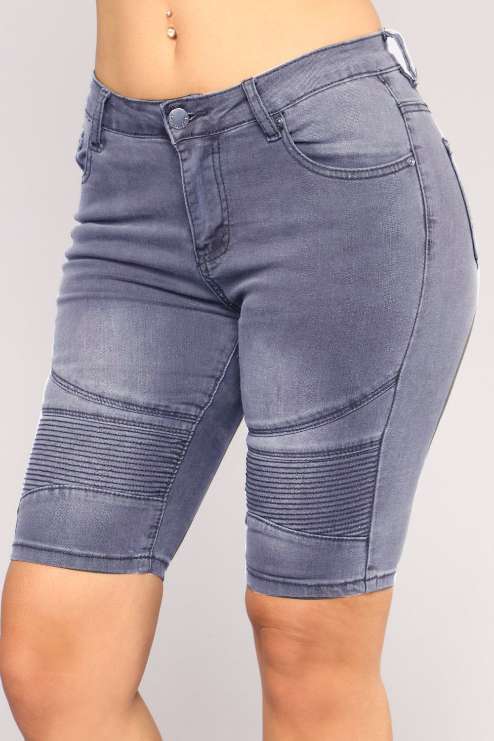 Dame trendy jeans-shorts med struktureret design og høj talje Stilla