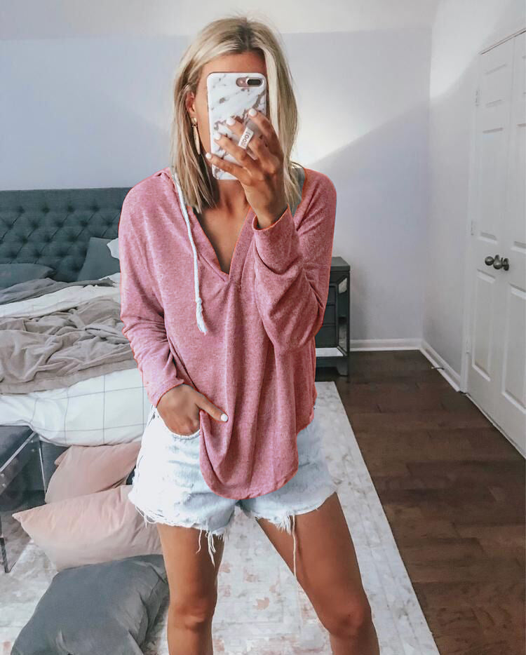 Dame afslappet hoodie-top med dyb v-hals og moderne snit Stilla