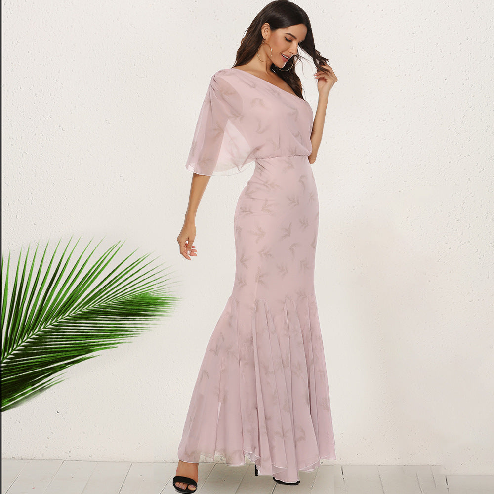 Kvindernes elegante aftenkjole med asymmetrisk snit og svingende kant