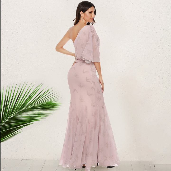 Kvindernes elegante aftenkjole med asymmetrisk snit og svingende kant