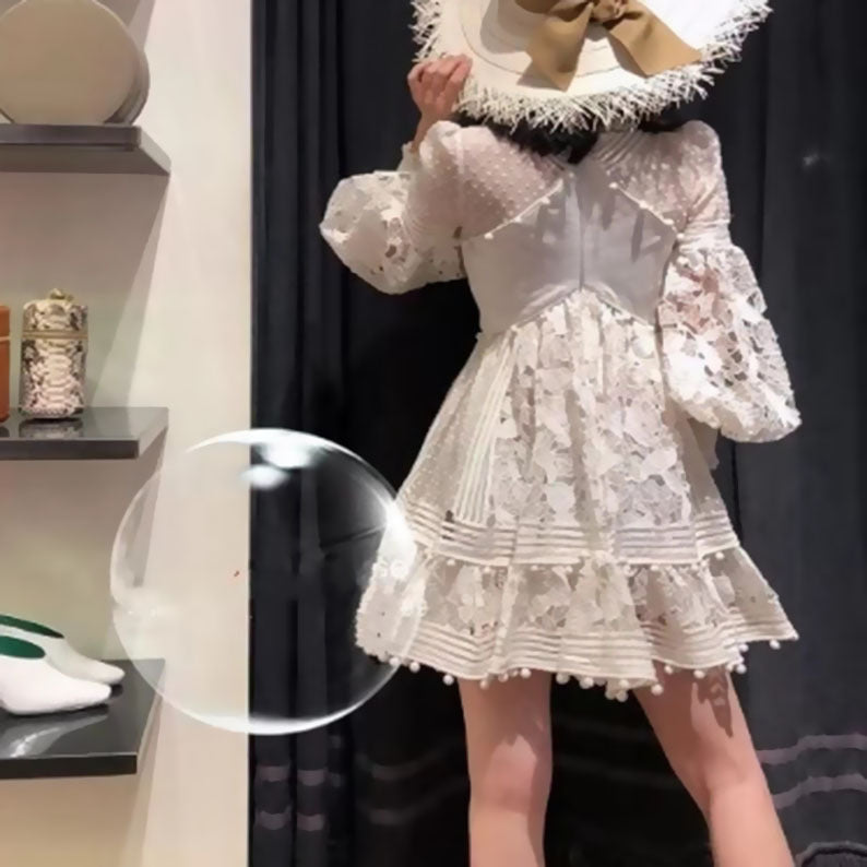 Dame romantisk minikjole med elegante spidse- og flæse detaljer Stilla