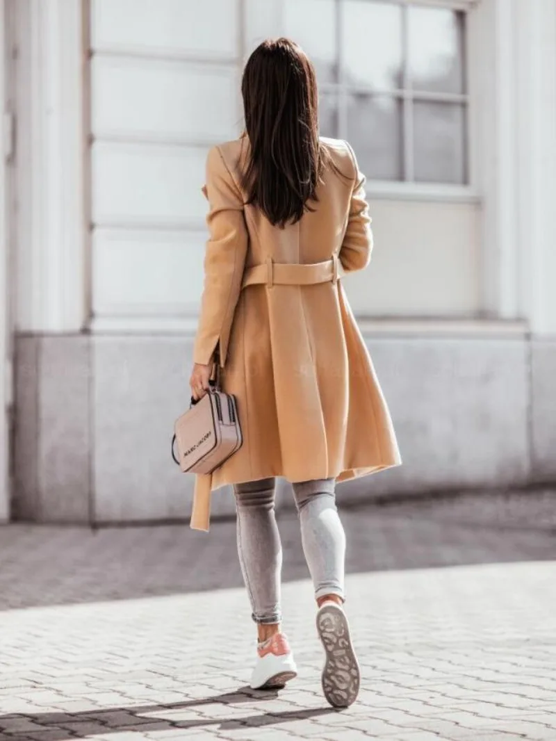 Stilla | Slim Fit Trenchcoat Med Dobbelt Knapliste Til Damer Med Elegante Detaljer