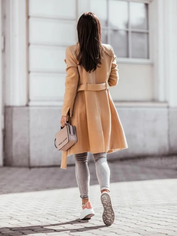 Stilla | Slim Fit Trenchcoat Med Dobbelt Knapliste Til Damer Med Elegante Detaljer