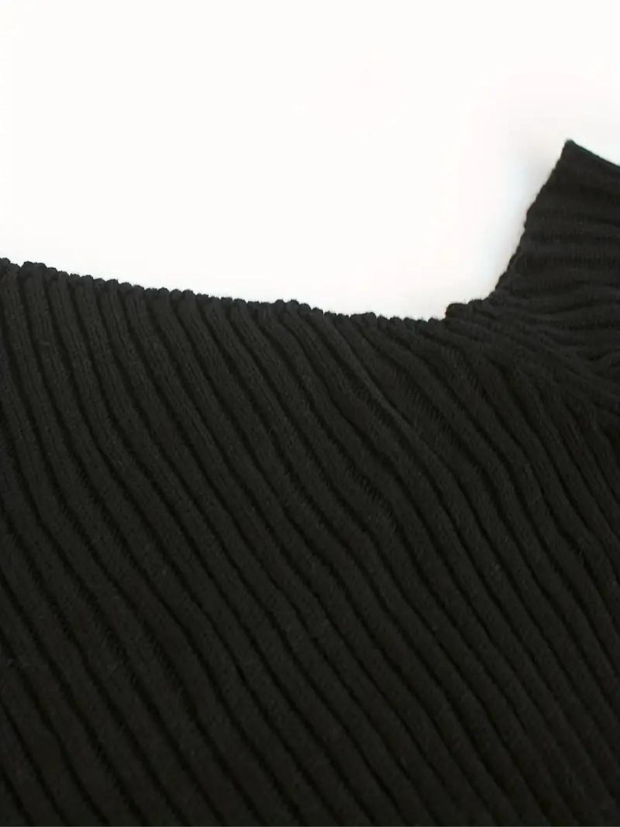 Stilla | Pullover i ribstrik med asymmetrisk udskæring