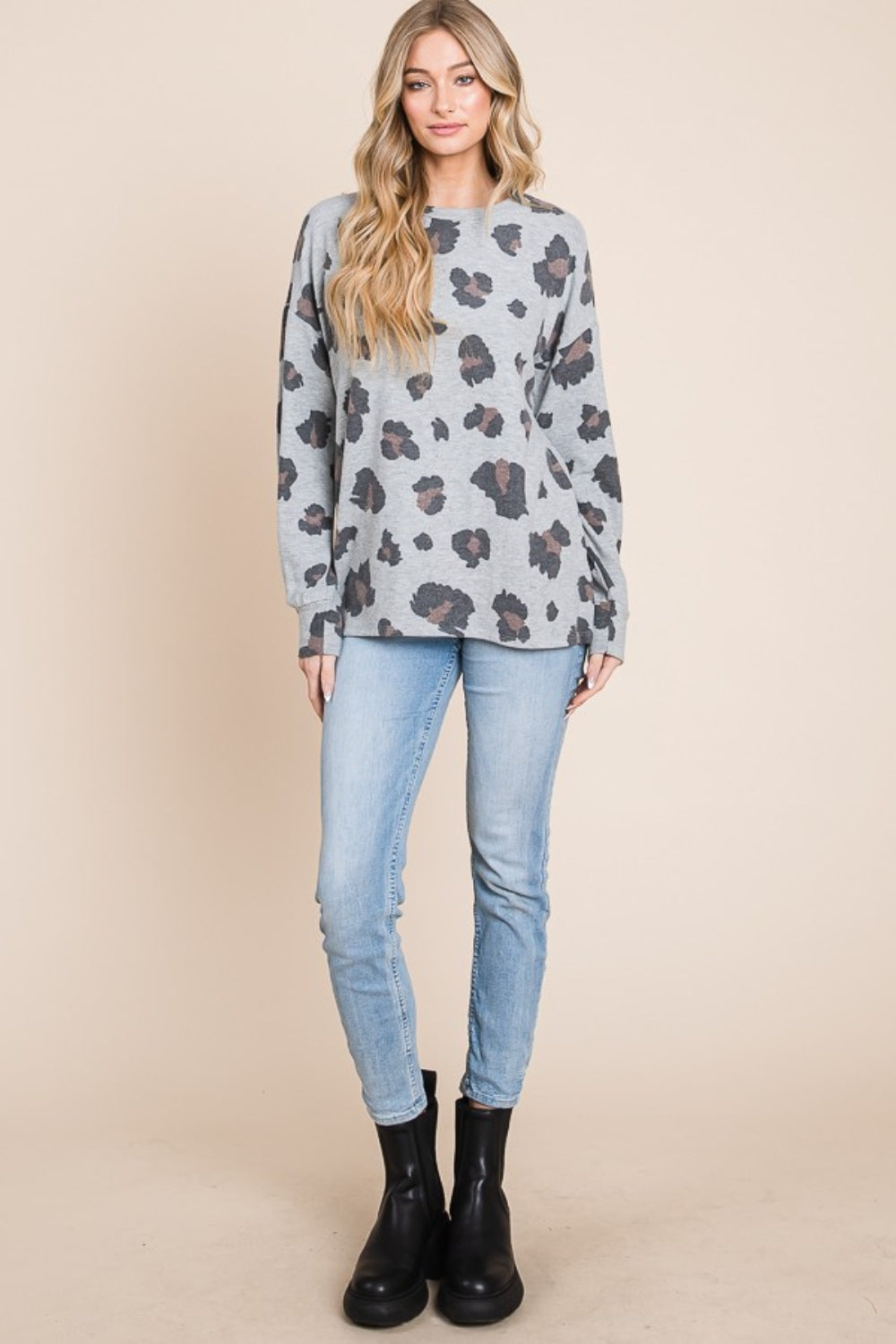 Stilla | T-shirt med leopardmønster og skulderfri ærmer