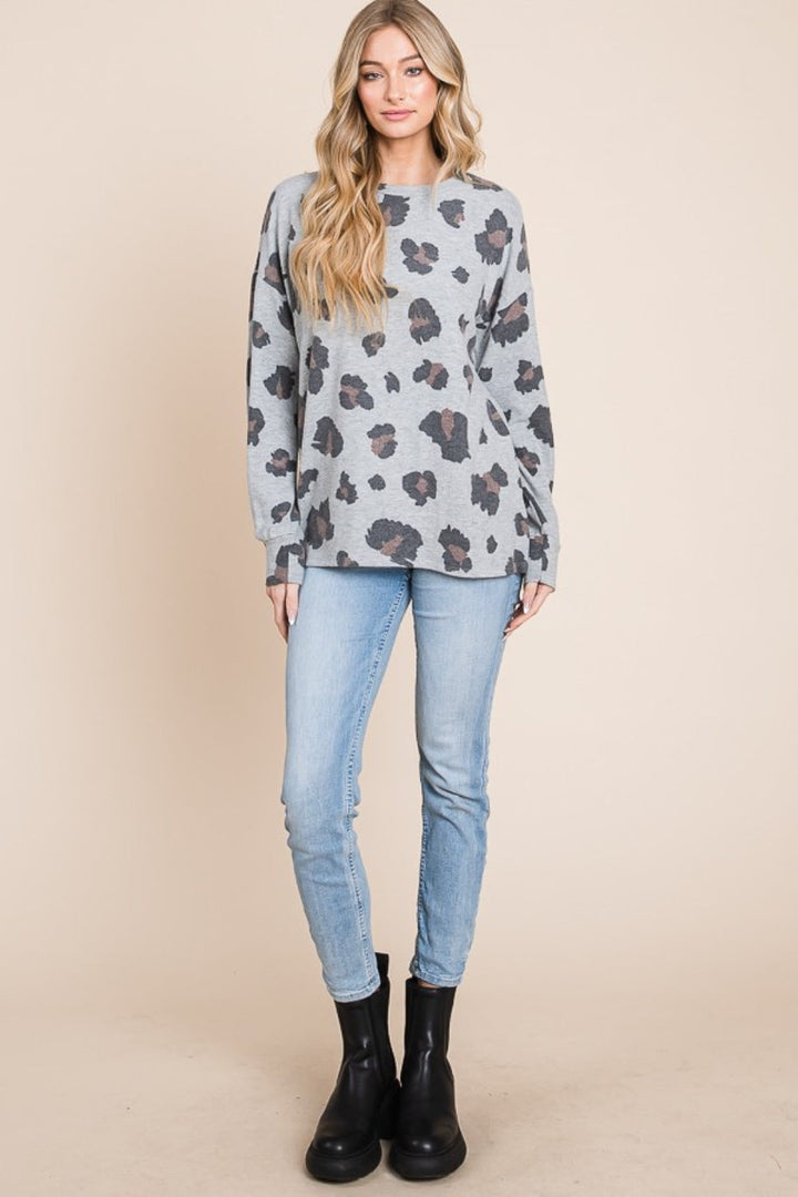 Stilla | T-shirt med leopardmønster og skulderfri ærmer