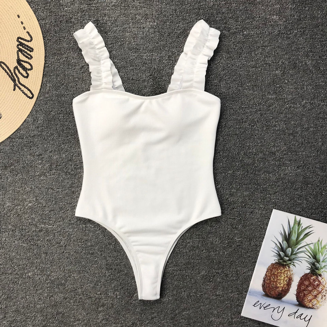Dame one-piece badedragt med flæse-detaljer og ribstruktur Stilla