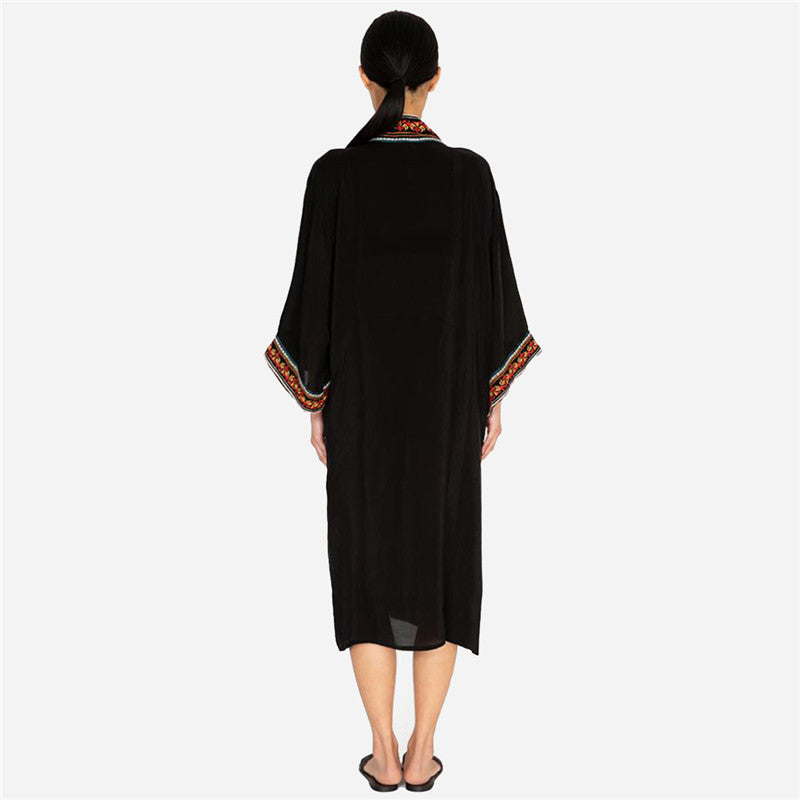 Dame elegant strandkimono med farverige broderier og løs silhuet Stilla