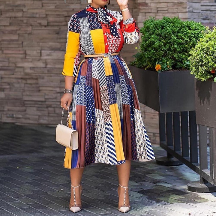 Dame Midi-kjole med farverigt patchwork-design og elegant taljebælte Stilla