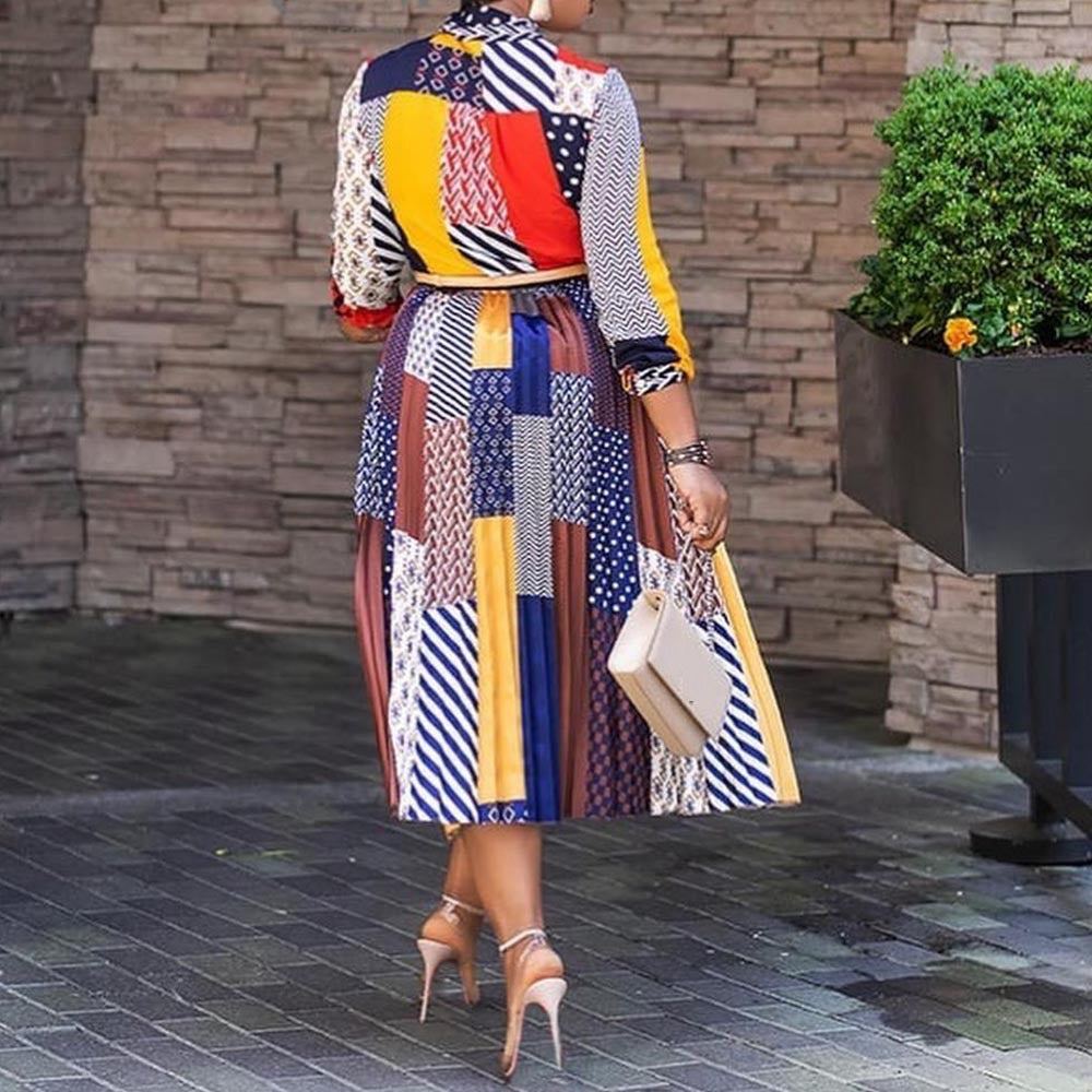 Dame Midi-kjole med farverigt patchwork-design og elegant taljebælte Stilla