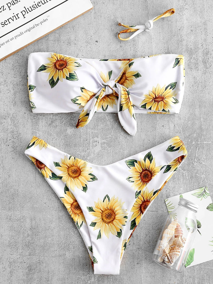 Dame bandeau-bikini med blomstermotiv og praktiske knuder Skovae